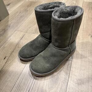 UGG Classic Short Olive Green Shearling Boots Size 6